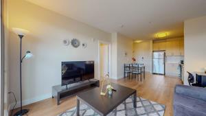 a living room with a couch and a table at Stylish Home With Free ParkingZA in Stamford