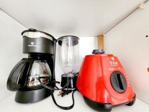 a coffee maker and a blender on a counter at Departamento Getsemani in Hermosillo