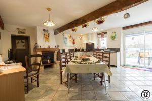a kitchen and dining room with a table and chairs at Perets petit in Montégut-Lauragais