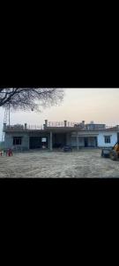 a large building with a lot at Mishthi singh homestay in Jalālpur Dhai