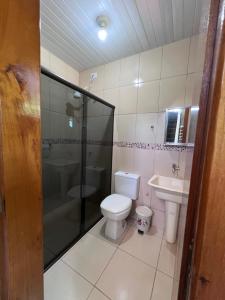 a bathroom with a toilet and a shower and a sink at Chácara Tuler in Foz do Iguaçu +31 photos