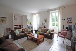 a living room with couches and a coffee table at Brenac in Eymoutiers
