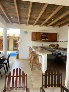 a kitchen with wooden ceilings and a table and chairs at Villa en Salango con piscina in Salango