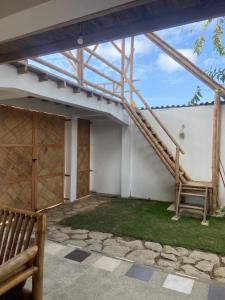 a house with a wooden door and a staircase at Villa en Salango con piscina in Salango