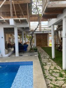 a house with a swimming pool and a patio at Villa en Salango con piscina in Salango
