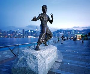 a statue of a woman standing on a rock at 利園賓館 in Hong Kong