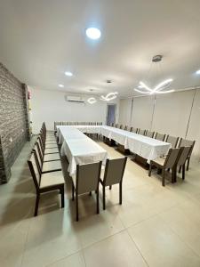 a dining room with white tables and chairs at Hotel Olam Deluxe Valledupar in Valledupar +62 photos