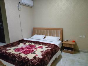 a bedroom with a bed with a flower blanket at 春栖客栈 in Chuanxingpu +5 photos