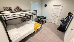 a bedroom with a bunk bed in a room at 5 mins to NRG and The Medical Center The Houston Reston in Houston +43 photos