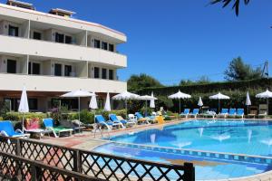 un hôtel avec une piscine dotée de chaises et de parasols dans l'établissement Eurobeach Residence, à Cavallino-Treporti