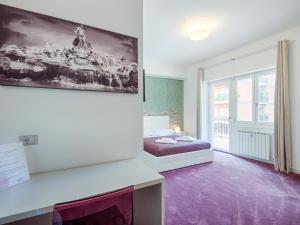 a bedroom with a bed and a large painting on the wall at Guesthouse Park Pines in Rome