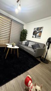 a living room with a couch and a table at Condo luminity exclusivo 2D-2B incluye piscina parking y wifi gratis check in y seguridad 24 hrs in Los Ángeles +9 photos