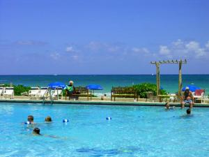 Bazén v ubytování Ocean Manor Beach Resort nebo v jeho okolí