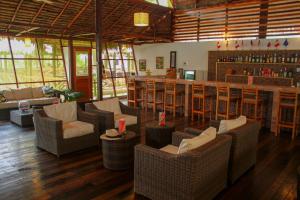 Heliconia Amazon River Lodge tesisinde lounge veya bar alanı