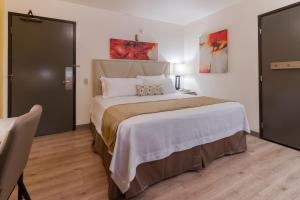 ein Schlafzimmer mit einem großen Bett in einem Zimmer in der Unterkunft Kawada Hotel in Los Angeles