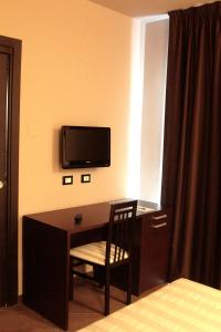 TV a/nebo společenská místnost v ubytování Hotel Le Badie