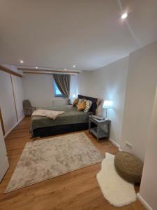 a bedroom with a bed and a couch and a table at Unter den Balken - mit Ofen & Ruhe Keine Monteure! in Nörten-Hardenberg