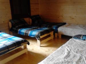 um quarto com duas camas e um sofá em Mézes Tanya Bélmegyer em Bélmegyer