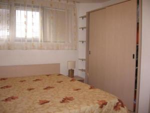 Tempat tidur dalam kamar di Sveti Stefan Guest House