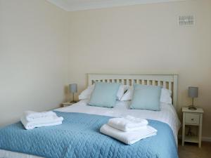 a bedroom with a bed with towels on it at La Falda in Sutton on Sea