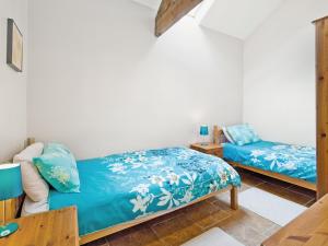 a bedroom with a bed and a couch at Hirst House - W41947 in Filey