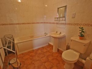 a bathroom with a tub and a toilet and a sink at Humbleton Falls in Wooler