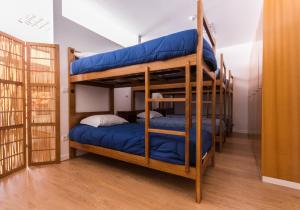 Krevet ili kreveti na sprat u jedinici u okviru objekta Hostel D'Avenida