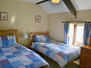 a bedroom with two beds and a window at Sandsedge Cottage in Ellington