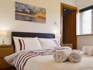 a bedroom with a bed with towels on it at Springfield Court - Lakeview in Bonvilston +9 photos