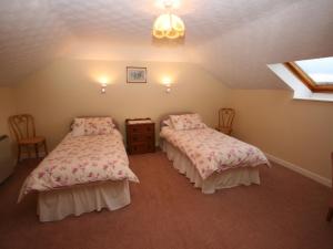 a bedroom with two beds in a attic at Halliday Hill Cottage in Dalton