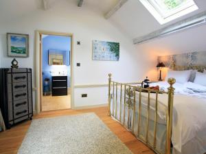ein Schlafzimmer mit Bett und Dachfenster in der Unterkunft Alpaca Cottage in Frampton + 14 Fotos