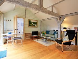 ein Wohnzimmer mit Sofa und Tisch in der Unterkunft Alpaca Cottage in Frampton