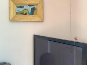 a painting on a wall next to a door at Feltham's Cottage - Uk42324 in Horsington +9 photos