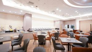 a restaurant with tables and chairs and a bar at Shunde Grand View Hotel in Shunde