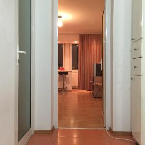 un pasillo con una puerta que conduce a una habitación en Alina Accommodation, en Galaţi