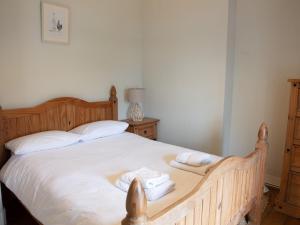 a bedroom with a bed with two towels on it at Golan - Ukc4677 in Clynnog-fawr