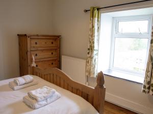 a bedroom with two twin beds and a window at Golan - Ukc4677 in Clynnog-fawr