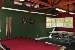 Billiards table sa Tranquil Timbers Yurt 3