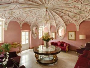A seating area at Villa Cordevigo
