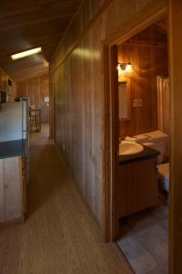 uma pequena casa de banho com um lavatório e um balcão em Arrowhead Camping Resort Deluxe Cabin 14 em Douglas Center