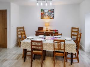 ein Esszimmer mit Tisch und Stühlen in der Unterkunft Old Steading in Brodick
