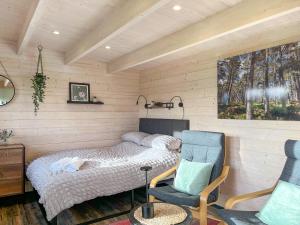 a bedroom with a bed and a chair in a room at Barn Owl Cabin - Uk45401 in Forfar +13 photos