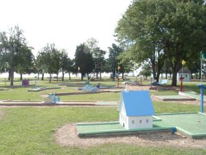 un parc de jeux avec une maison de jouets sur l'herbe dans l'établissement Virginia Landing Camping Resort Cabin 2, à Quinby