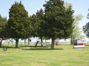 Garden sa labas ng Virginia Landing Camping Resort Cabin 2