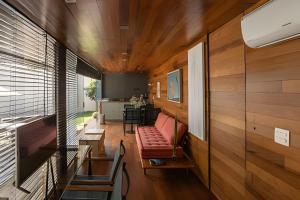 a living room with a couch and a table at Casa Pantuso - Vale do Sol in Nova Lima