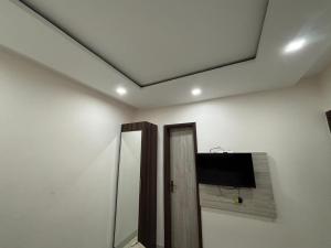 a room with a tv and a mirror on the wall at GREEN WAY HOTEL & RESTAURANt in Gangānagar