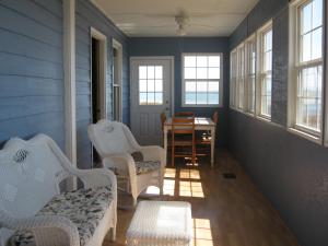 พื้นที่นั่งเล่นของ Virginia Landing Camping Resort Cabin 19