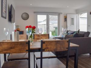 a living room with a table with wine glasses at The Rest in St. Andrews