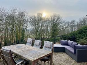 a patio with a table and chairs and a couch at Ferienhaus am Bürgergarten in Bad Bentheim