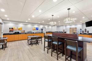 Comfort Suites Near Universal Orlando Resort tesisinde bir televizyon ve/veya eğlence merkezi